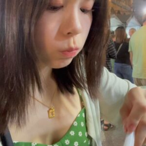 Celine Kao Instagram - 芒果糯米飯初體驗
最愛的食物是芒果 還可以十二月吃到芒果相當炫耀😎
殊不知我發的時候已經六月大家都吃得到了（*-∀-）
（但剛我媽餵我吃芒果 結果直接噴在我媽身上）（笑到流口水）
好想喝椰子汁！！！！！

*𖠋‎♡
項鍊 @oui.vintage.official
罩衫 @scheming_gg
頭只交給 @lucy_1010__ 看頭髮亮的咧😍