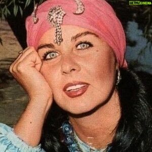 Cem Cücenoğlu Instagram - Türk Sineması'nın efsanesi Fatma Girik hanımefendiyi de kaybettik😪 Sizinle Gurbet Kadını Dizisi' nde aynı sahnede oynama şerefine nail olmuştum. Bana yapılan makyaj ve sargıları beğenmeyip, kendi ellerinizle tekrar yapmanız, oynarken, "rahat ol çocuğum, sadece gözlerime bak" demeniz hala aklımdan çıkmaz. İyi ki bu dünyada yaşamış ve hepimizin kalplerine dokunmuşsunuz. Uğurlar olsun büyük üstad. 🌹
#fatmagirik