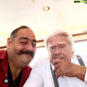 Cem Cücenoğlu Instagram - Aah... Türk Sineması'nın en önemli aktörlerinden Cüneyt Arkın. İyi ki bu dünyada yaşadınız, bizlere ışık oldunuz. Ne mutlu bana ki, sizinle tanışma, elinizi sıkma fırsatım oldu. Huzurla dinlenin. Öncelikle eşine ve evlatlatına, sonra tüm sevenlerine sabır diliyorum🙏😪