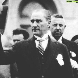 Cem Cücenoğlu Instagram - Kendini bu Cumhuriyete ait hisseden herkesin Cumhuriyet Bayramı kutlu olsun. 🌹#GaziMustafaKemakAtatürk
#29ekimcumhuriyetbayramı