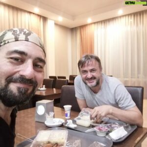 Cem Cücenoğlu Instagram - Dile kolay...
Selahattin Taşdöğen ile 10 yıl,
@hilmierdem35 ile 21 yıl,
@binnurserbetcioglu ile 2,5 yıl sonra aynı projede kavuştuk. O kadar mutluyum ki🥰🌹 #kızıkaçıralımgerisikolay