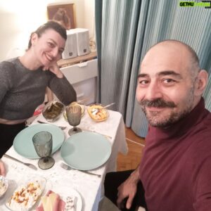 Cem Cücenoğlu Instagram - Yılları paylaşmak, sağlığı paylaşmak, lokmayı paylaşmak...   ve - kutupları birbirine bağlayıp güçlenmek. Ortak zevklerden maksimum keyif almak. Aile,dost ve arkadaşlarla olmak... İşimizi düzgün yapıp düzgün hatırlanmak...Vallahi başka bir amacımız yok.
Hoşgeldin yeni yıl. Seni seviyorum eşim @asudekarayavuz ♥️🧿🧿🧿♥️