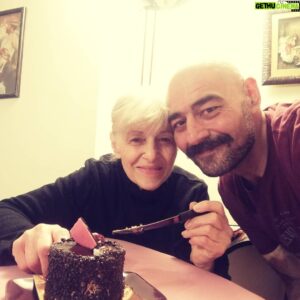 Cem Cücenoğlu Instagram - Canım annem❤️🌹 Bugün onun doğum günü. 1988 yılında babasını (dedemi) doğum gününde kaybettiği için 36 yıldır doğum günü kutlamaz. Biz minik minik böyle kutlarız. Nice sağlıklı yılların olsun annem 🌹❤️🙏
