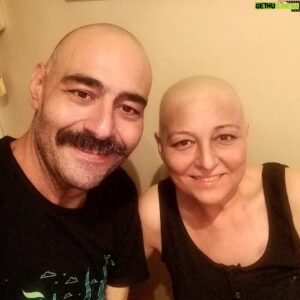 Cem Cücenoğlu Instagram - Ablam ❤️ Senin gücünün yenemeyeceği hiçbir şey yok. Her türlü hastalık, bela vız gelir, tırıs gider. Ayrıca kelliğimi kıskanmanı da es geçmiyorum 🤣
#kelkardeşliği