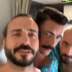Cem Cücenoğlu Instagram - Ne güzel eğlenmiştik 🥰🥰🥰 Çoook keyifli bir set olmuştu🌹🙏
#kızıkaçıralımgerisikolay
@julisanat

Not: @binnurserbetcioglu 'nun muhteşem sesine ne demeli 🥰🌹