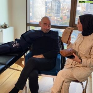 Cem Cücenoğlu Instagram - ÜNLÜ AKTÖRÜN ÇARESİZ ANLARI❗️
.
.
•Fizyotown ekibine her gelişinde muazzam lezzetteki organik ekmeklerle gelen @cemcucenoglu; “Ameliyat sonrası ben yiyemiyorum, siz yiyin” dedi ve gözleri ekmeklerde kaldı☺️

Muazzam organik ekmeklerin adresi>>> @caesarsbakery 

#fizyotown #organikekmek #dogalekmek #keşfet #keşfetteyiz #kayropraktik