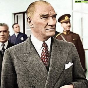 Cem Cücenoğlu Instagram - Senin için derinlerde hep bir miktar gözyaşım saklı ATAM. Ruhun şad olsun. Nur içinde yat 🌹
En derin sevgi ve saygılarımla🌹
#GaziMustafaKemakAtatürk
#10kasım