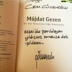 Cem Cücenoğlu Instagram - Sevgili @gokmen.ulu nun yazdığı, "Bir Kar Tanesinin Çığa Dönüşümü" MÜJDAT GEZEN kitabı @sozcukitabevi 'nden çıktı. Bana da imzalayıp yollamış sevgili Gökmen🌹🙏✌️ Sonsuz teşekkürler. İkinci Cumhuriyetim, MSM' nin mimarı, gururum, hocam Müjdat Gezen'i sizin elinizden okumak çok keyifli. Defalarca okuyacağım bir başucu kitabı olmuş.
Bu arada kitap tükenmek üzere😉✌️ Kaçırmayın derim 🌹
#aynıköşkünçocuklarıyız