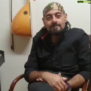 Cem Cücenoğlu Instagram - Sanat sezonumuz açıldı 🌹💐 Tiyatro iyidir. Onarır. İyileştir... 🙂🙃 Sürekli denetlenen ve dezenfekte edilen güvenli sınıflarımıza, MEB onaylı tiyatro eğitimlerimiz başladı. İsteyen herkesi @narsanat a bekliyoruz💐❤️