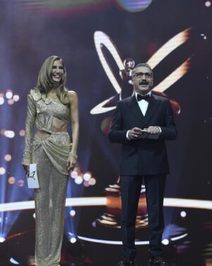 Cem Davran Instagram - Herkese kalpten teşekkürler.🙏

İyi ki canım @caglasikel🌺❤️🙏 
Bütün ekip var olun.
Özel bir teşekkür de @damat_official için.
#pantenealtınkelebek 
Güzel zamanlar, mutlu günler dilerim hepimize, hepinize. Dostlukla…