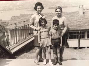 Cem Davran Instagram - Bütün annelere saygılarımla, Anneler Günü kutlu olsun.🌺
Elli küsur yıl önce, yer Dr.Tevfik Sağlam İlkokulu bahçesi, arkada Kasımpaşa Lisesi, en arkada Haliç ve çevresi. Ablamın öğretmeni Işıl hanım ve beni sarıp sarmalayan annem. O zamanlar öğretmenlerimiz de anne baba gibiydi, bunu söylemeliyim. Canım annem bildiğiniz meleklerdendi, huzur içinde uyuyordur inşallah, dua ettim bütün yitirdiğimiz anneler için. Mekânları cennet olsun.🙏