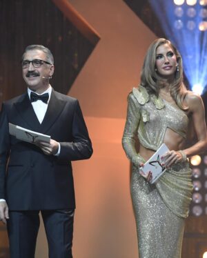 Cem Davran Instagram - Herkese kalpten teşekkürler.🙏

İyi ki canım @caglasikel🌺❤️🙏 
Bütün ekip var olun.
Özel bir teşekkür de @damat_official için.
#pantenealtınkelebek 
Güzel zamanlar, mutlu günler dilerim hepimize, hepinize. Dostlukla…