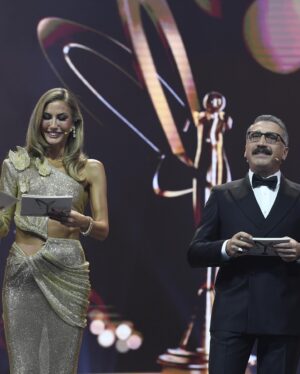 Cem Davran Instagram - Herkese kalpten teşekkürler.🙏

İyi ki canım @caglasikel🌺❤️🙏 
Bütün ekip var olun.
Özel bir teşekkür de @damat_official için.
#pantenealtınkelebek 
Güzel zamanlar, mutlu günler dilerim hepimize, hepinize. Dostlukla…