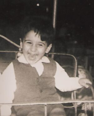 Cem Davran Instagram - Yazıyla “altmış.” #60 #birthday 
Çok heyecanlıyım, hissettiklerimi Kafa Dergisi yeni sayıda hikâye kıvamında yazdım, merak edenler için tam sayfalık bir hayat. Bütün altmış yaş indirimlerinden faydalanacağım, hohoho. 
Her şey için teşekkürler, hepinize güzellikler diliyorum hem de hep. 🌺
