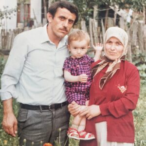 Cem Gelinoğlu Instagram - Anacum. Abim ve bana verdiğin sevgi için sana minnettarım. İnsan olma çabamda işime yarayan, yolumu düzleyen, öğrettiğin her şey için sana minnettarım. Seni üç aydır göremiyorum. Çok özledim seni. Allah sana uzun ömür versin, mutlu bir yaşlılığın olsun. Bilgeliğin de ailemize ışık olmaya devam etsin. Herkesin de anneler günü kutlu olsun. 💐💐💐