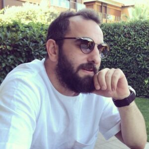 Cem Gelinoğlu Instagram - Taşlar çok geç oturuyor bazen, ansızın, bi küçük detayla.