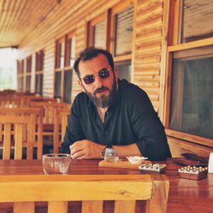 Cem Gelinoğlu Instagram - Fotolarda bir şey ararken bu fotoyu gördüm. Bariz huzurlu olduğumu hatırladığım son gün geçen sene yaz falan😂😂