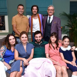Cem Gelinoğlu Instagram - Aykut Enişte 2 çok yakında sinemalarda :) @bkmonline @obilgetay @melissbabadag @oyunadami @n.erdenn @mekinsezer @selendomac @bongomy @muammertali @lalebasar19 @mufitkayacan @ecrinmogultay_official