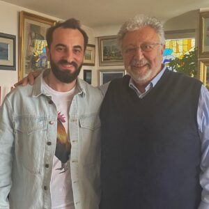 Cem Gelinoğlu Instagram - Büyük usta Metin Akpınar’ın misafirlerinden biri olma şansım oldu bir kaç gün önce. Ellerim dizlerimde tir tir dinledim onu, bu fotoğraf da o günden. Allah uzun ömür versin, aydınlığıyla bizlere ışık olmaya devam etsin inşallah🙏