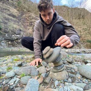 Cem Kenar Instagram - “Rock balance” bir hobi, sanat dalı ya da meditasyon aracı olarak görebilirsiniz. Taşları dengede tutabilmek için dinginlik, konsantrasyon ve sabır gerekiyor. Doğada vakit geçirmenin ve zihni boşaltmanın güzel bir yolu. Tek tavsiyem rüzgarlı olmayan bir yer seçin.
“Rock Balance” can be considered as a hobby, a form of art or a way of meditation. It takes calm, concentration and patience in order to form the rocks. It is a good way to spend time in the nature and clear your mind. Just keep in mind not to pick a spot windy.