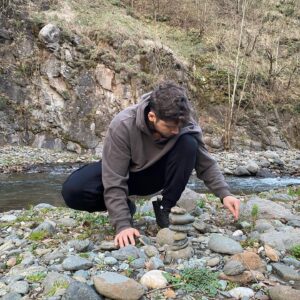 Cem Kenar Instagram - “Rock balance” bir hobi, sanat dalı ya da meditasyon aracı olarak görebilirsiniz. Taşları dengede tutabilmek için dinginlik, konsantrasyon ve sabır gerekiyor. Doğada vakit geçirmenin ve zihni boşaltmanın güzel bir yolu. Tek tavsiyem rüzgarlı olmayan bir yer seçin.
“Rock Balance” can be considered as a hobby, a form of art or a way of meditation. It takes calm, concentration and patience in order to form the rocks. It is a good way to spend time in the nature and clear your mind. Just keep in mind not to pick a spot windy.