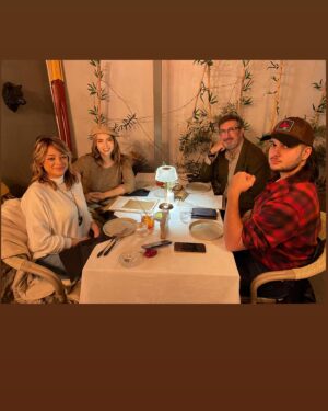 Cem Özer Instagram - Oğlumuz Nejat, aylar sonra Londra’dan geldi ve iflah olmaz bir gurme olduğu için de baba yemeğini sonraya bırakalım dedik, değişik lezzetler keşfedelim istedik. İşte ne yapalım derken canımız Ebru @araftamoda dan söz etti , gittik. Şimdi şöyle: bildiğiniz lezzetler bambaşka biçimde karşınıza çıkıyor. Hepsi de çok lezzetli. Biz içmedik ama çok değişik kokteyllerde yapıyorlar. Fiyatlarsa bu kategori için çok makul. Her anlamda Michelin yıldızlı restoranlara 10 basar. O kadar beğendik ki paylaşmadan duramadık. 
#moda #araftamoda #kadıköy #yiyelim #yemek #tatlı #kokteyl #istanbul #restaurant @osman_nejat117 @araftamoda