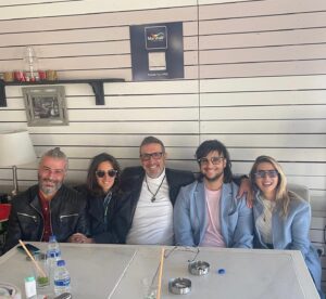 Cem Özer Instagram - Ailece bayram buluşması. Bebek Kaave nostaljisi. #bayram #aile #bebek #bebekkahve  #bayramlaşma