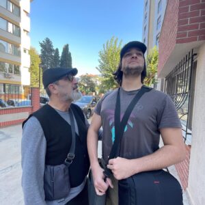 Cem Özer Instagram - Eğlenceli üçlü. Minik kadın, koca adam ve küçük dev. Çoklu sevgi içerir. #aile #eş #baba #çocuk #oğul #cemözer #keşfet