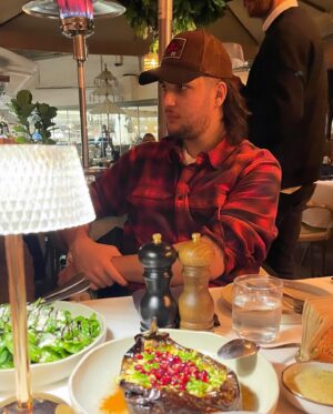 Cem Özer Instagram - Oğlumuz Nejat, aylar sonra Londra’dan geldi ve iflah olmaz bir gurme olduğu için de baba yemeğini sonraya bırakalım dedik, değişik lezzetler keşfedelim istedik. İşte ne yapalım derken canımız Ebru @araftamoda dan söz etti , gittik. Şimdi şöyle: bildiğiniz lezzetler bambaşka biçimde karşınıza çıkıyor. Hepsi de çok lezzetli. Biz içmedik ama çok değişik kokteyllerde yapıyorlar. Fiyatlarsa bu kategori için çok makul. Her anlamda Michelin yıldızlı restoranlara 10 basar. O kadar beğendik ki paylaşmadan duramadık. 
#moda #araftamoda #kadıköy #yiyelim #yemek #tatlı #kokteyl #istanbul #restaurant @osman_nejat117 @araftamoda