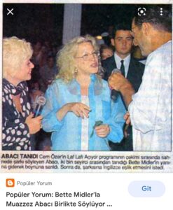 Cem Özer Instagram - Yanılmıyorsam 1996 yazı. Bodrum Halikarnas. #laflafıaçıyor çekimleri… 2.000 e yakın biletli seyirci var. Konuklarım Muazzez abacı ve Los Piços diye komik akrobasi yapan bir gurup. Dünyaca ünlü, Atlantic Records’un sahibi, rahmetli Ahmet Ertegün seyirciler arasında, önde locada oturuyor, göz göze geldik selamlaştık, Muazzez şarkı söylüyor, Ahmet Ertegün’ün yanındaki hanımefendi tanıdık geldi… aaaa @bettemidler bu. Dünyaca ünlü yıldız oyuncu ve şarkıcı. Çok da severim. Muazzez’in kulağına fısıldadım, şarkısı bitince  yanına gitti minik minik adımlarıyla, İngilizce anons edip yanına aldı alkışlarla, birlikte Autumn Leaves’i söylediler ve sonra kısa bir sohbet ettik. Bu arada Abacı çok iyi ingilizce konuşur ve caz söyler. #tbt #laflafıaçıyor #show #talkshow #bodrum #cemözer #keşfet #keşfetteyiz