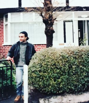 Cengiz Bozkurt Instagram - Yaş yirmibeş yolun neresi eder bilemedim. Epey gerisi...
Wood Green, North London. Londra’daki ilk evim. 😎
