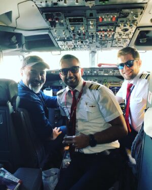 Cengiz Bozkurt Instagram - Kaptan pilotunuz konuşuyor.  Antalya’ya, film festivaline gelmiş bulunuyoruz...
Güle oynaya geldik, Corendon Havayolları’na kaptanlara, kabin görevlilerine çok teşekkür ederiz  bizi özel hissettirsikleri için. Her hangi bi sinemada karşınıza çıkabillirim. #cinayetsüsü vizyonda.. #antalyafilmfestivali #antalya #corendonairlines #cinayetsüsü
