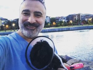 Cengiz Bozkurt Instagram - Coco’nun poposu mu tutuyorum, kafasını mı bazen karıştırıyorum. Siz nasıl görürseniz artık. 😂Coco’yla sahilde serin bir akşam yürüyüşü.