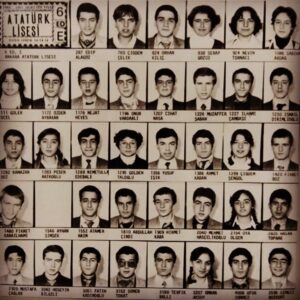 Cengiz Bozkurt Instagram - 1980-81 yılı Ankara Atatürk Lisesi, 6 Edebiyat-E... Darbe yeni olmuş, biz lise sona geçmişiz ve 80 darbesinin ileriki yıllarda ülkemize nelere mal olacağından bihaberiz. Tek diş göstererek gülenin en alt sağda benim olmam. Bi de o zamanlar kaş modaydı. #tbt #ankaraatatürklisesi #ankara #12eylüldarbesi