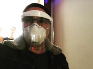 Cengiz Bozkurt Instagram - Günler, günler sonra ‘fırına gidiyorum, taze ekmek çekti canım’ dediğimde ev ahalisi önce caydırmaya çalıştı sonra Yemen’e uğurlar gibi uğurladı beni.  #masketak #coronagunleri #corona #istanbul