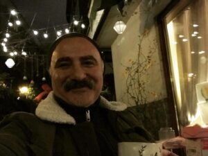 Cengiz Bozkurt Instagram - Uyanma vakti geldiyse, bir uyandıran olur elbet!
Kimine hızır, kimine uçan kuş, kimine biten ot,
Kimine açan çiçek, kimine akan su,
Kimine dilsiz taş...
Tabduk Emre