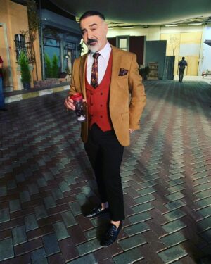 Cengiz Bozkurt Instagram - Gecenin 3’ünde, 3.bölümümüzü bitirdik bile. Yakında zıpkın gibi geliyoruz. @jetsosyete @bkmonline @puhutv  ücretsiz internet kanalı #puhutv de Ekim’de görüşmek üzere.
