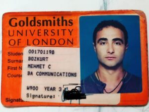 Cengiz Bozkurt Instagram - Londra, ‘üniversideyken’ tibitisi.. Sene 1996...Evrimin kanıtı, belge-2... Evet, benim. Biz de gençtik bi zamanlar... #goldsmithsuniversityoflondon #goldsmiths #university #london #newcross #1996