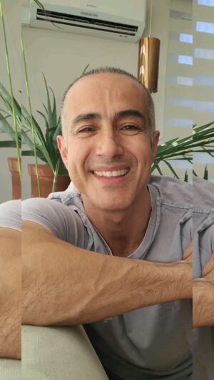 César Caillet Instagram - Amig@s.  Cómo están? Hoy me invitaron a conocer la clínica estética San Martín. @estetica_sanmartin. Natalia me sugirió probar un Bioestimulador de colágeno llamado Radiesse. 
En palabras de la propia Natalia Radiesse es un potente Bioestimulador de colágeno (también llamado lifting líquido) Su principal componente es hidroxiapatita de calcio que se encuentra de forma normal en nuestro organismo, ayuda a combatir la flacidez, deshidratación y envejecimiento de la piel de rostro, cuello, manos  SIN voluminizar que es una de sus características, logrando una hidratación y redensificación en todos los planos y de manera muy natural.
Este producto induce a las células de nuestra piel a producir colágeno tipo 3 que luego se convierte gradualmente en colágeno tipo 1 que comenzamos a perderlo a partir de los 25 años. Con Radiesse tendrás  una piel más firme y elástica y con mayor definición sin perder la expresión del rostro  por ende un resultado completamente natural. 
El proceso se realiza con una cánula lo que hace que sea casi sin dolor. El resultado comienza a aparecer después de 2 a 3 meses. 
El protocolo indicado va a depender de la piel de cada paciente, sin embargo, generalmente son 2 sesiones al año y con un intervalo de 1 a  3 meses para la segunda sesión y el resultado se puede prolongar hasta por 2 años.