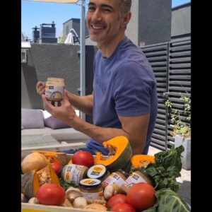 César Caillet Instagram - Siempre estoy buscando  alternativas para alimentarme sanamente. Las nuevas cremas "Maggie de la huerta" son deliciosas y  están hechas con ingredientes naturales. Hay tres variedades: 
Zapallo cúrcuma. 
Tomate albahaca.
Champiñones a las finas hierbas. 
@maggi_chile #naturalidad #maggidelahuerta