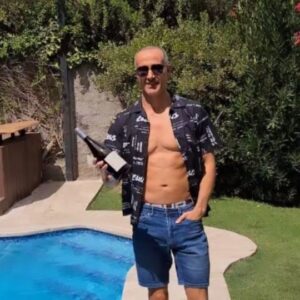 César Caillet Instagram - Un Pinot Noir de @apaltagua es el complemento perfecto para esta tarde de verano. 😎😉
Ingresa a www.clubapaltagua.cl elige tu vino/espumante favorito y recíbelo en la puerta de tu casa.