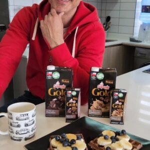 César Caillet Instagram - Cómo están amig@s? 
Cómo va su fin de semana? 
Lo mejor de mi domingo es el desayuno.
Las nuevas leches Soprole Gold son hechas con ingredientes premium y naturales, además libres de lactosa. 
@soprolechile #UnTiempoQueValeOro #NuevasLechesSoproleGold