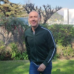 César Caillet Instagram - Cómo están? Ya tienen planes para este 18? Abrazo grande para tod@s. ❤️