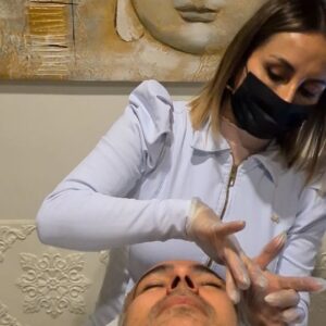 César Caillet Instagram - Hoy vine a conocer el spa de Jo Uman. @jo_uman . En esta oportunidad me invitó a conocer la tecnología del láser HIFU 7D que es un ultrasonido focalizado de alta intensidad. Lo puedes aplicar en cuerpo y rostro para disminuir flacidez, grasa o para producir un efecto tensor en la piel. Los resultados son de larga duración. 😉