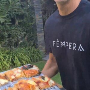 César Caillet Instagram - El día de mi cumpleaños estuve rodeado de mis mejores amigos, de la mejor música y de las deliciosas pizzas de @fornaio.cl 😉❤.