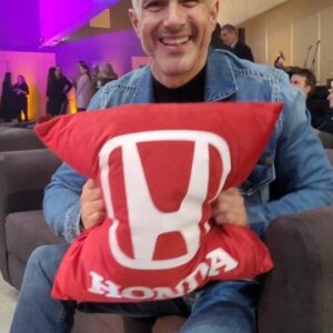 César Caillet Instagram - Fui testigo del lanzamiento oficial del SUV que seguro revolucionará las calles de Chile, se trata de #AllNewHR-V2023, un modelo completamente renovado, con un diseño versátil, seguro y espacioso, que puede ser el favorito de todos.
El #AllNewHR-V2023 llega con un atractivo diseño exterior deportivo, una cabina más cómoda, exteriores robustos. Seguro será el mejor compañero para panoramas urbanos y arrancadas de fin de semana con amigos o la familia. ¿Sabían que incluye el sistema de seguridad Honda Sensing?
@honda_cl busca mejorar la vida de las personas y con un gran estilo.