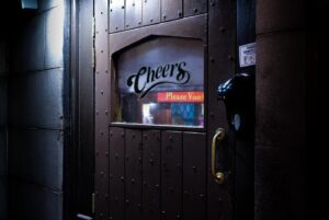 César Mourão Instagram - Passei em Boston pelo bar que inspirou a série mítica de “Cheers, aquele bar” dos idos anos 80 e início de 90. Não posso dizer que era um fã da série, não tinha idade para o ser, mas foi um dos motivos porque gosto da minha profissão. Tenho a memória do meu avô assistir religiosamente e de me arrastar para aquele universo. Quando entrei no bar não me remeteu imediatamente para a série mas para a prateleira do meu avô com as cassetes de VHS, com a letra dele na lombada onde cuidadosamente escrevia o número dos episódios.