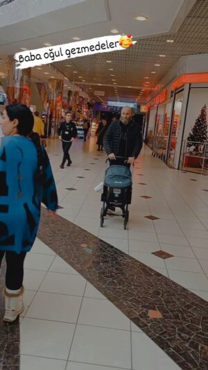 Çetin Altay Instagram - Doona,
 bebekli ailelere bebeklerini hem Oto içinde, hem de Oto dışında güvenli ve pratik bir şekilde taşıyabilme imkanı sağlamak amacıyla tasarlanmış bir bebek arabası ve oto koltuğu. Travel sistem bebek arabalarından farklı
olarak puseti takıp çıkarmak yerine tek bir hareketle tekerleklerini katlayarak oto koltuk şeklinde kullanılabiliyor.
Oto Koltuk modunda yere bırakırsanız hafif sallanma hareketi sağlayarak ana kucağı işlevi de görüyor. Çok kullanışlı ve güvenli bir bebek arabası
Taşıma kapasitesi 13 kg olduğu için bebeğinizin gelişimine göre kullanım süresi kısalabilir. Zaten bir yaşından sonra da bebek arabası pek tercih etmiyor bu minikler 🥰

#bebekotokoltuğu #bebekarabası #gezenbebe #urunkarsiligireklam #travelsistembebekarabası