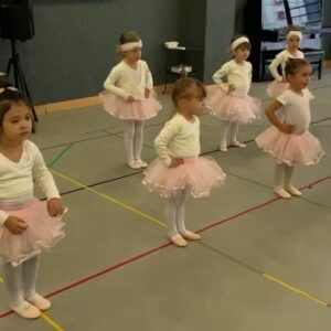 Çetin Altay Instagram - Mini balerinim benim 🤗🤗#meryemmilaaltay #enmutluolduğumyer #tansağtürkakademi @tansagturkakademi