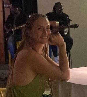 Ceyda Düvenci Instagram - Hiç denememiştim saçlarımı böyle… hep merak ediyordum…kısmet bugüneymiş… sonrası, öncesi… 🤣🤣 çılgın tatilin son günleri…